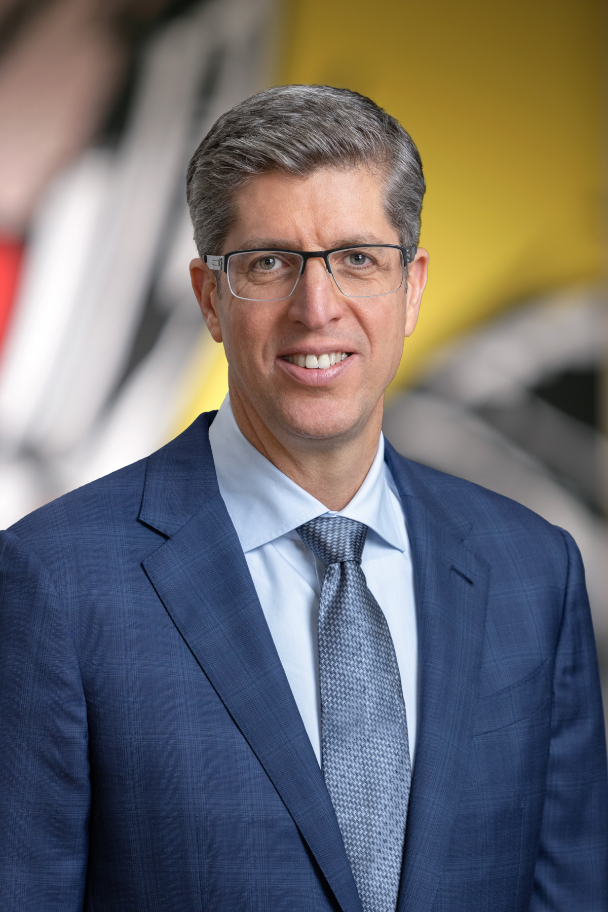Man with a suit, tie and glasses